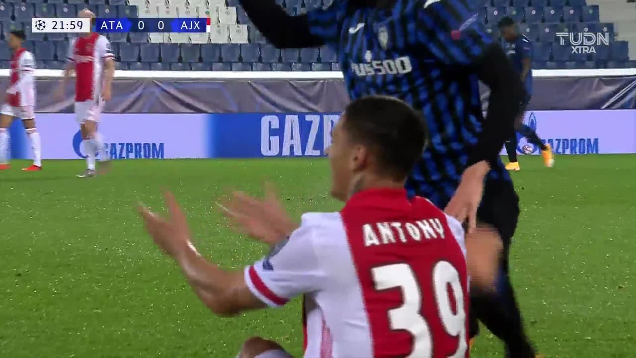 Tarjeta amarilla. El árbitro amonesta a Josip Ilicic de Atalanta