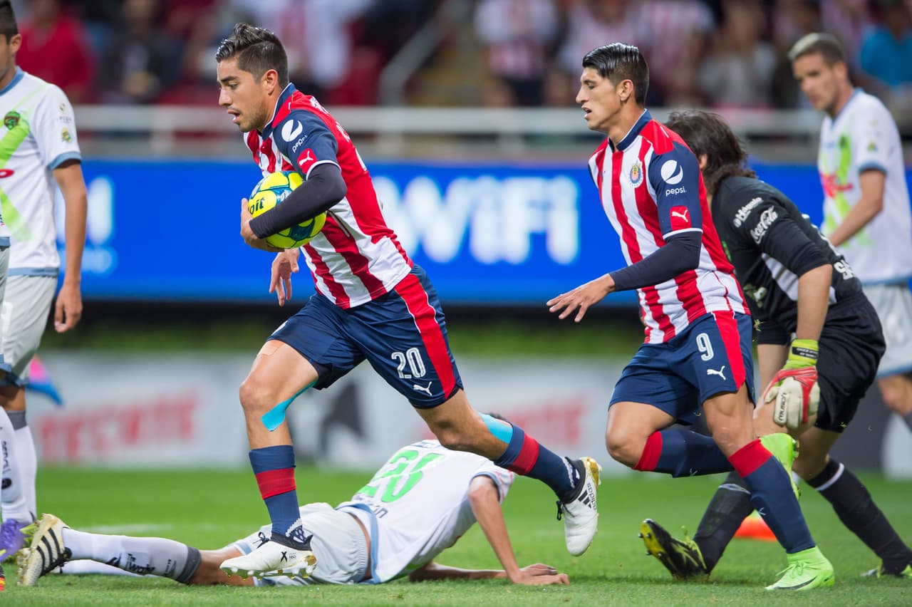 Rodolfo Pizarro puso el 1-2 del descuento luego de jugada de Carlos Fierro que él apenas tuvo para definir frente al arco.