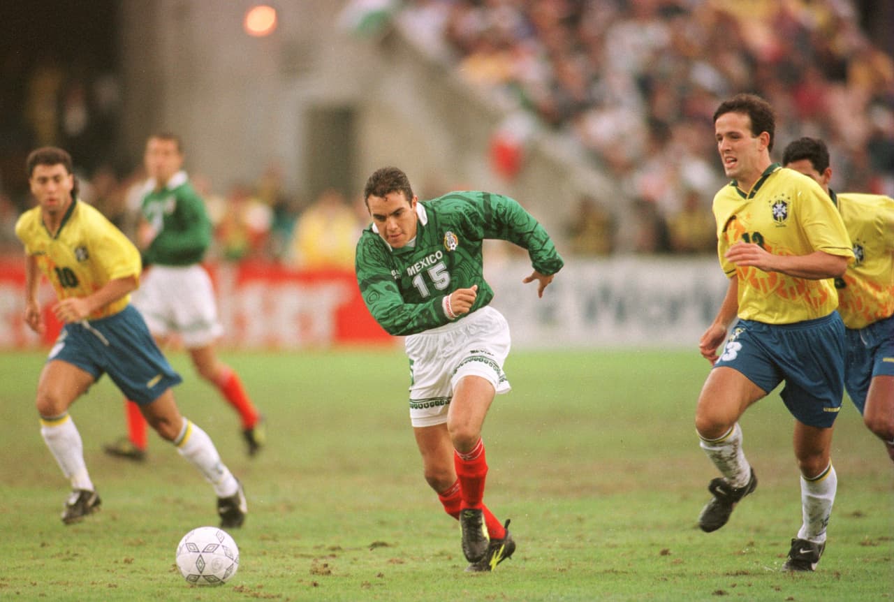 La Copa Oro tuvo su primera edición en 1991. Desde entonces se han disputado 17 Copas Oro y en ocho de ellas la Concacaf ha invitado a 13 selecciones. La primera fue Brasil en 1996; la Canarinha llegó a la Final, pero la perdió 2-0 ante México.