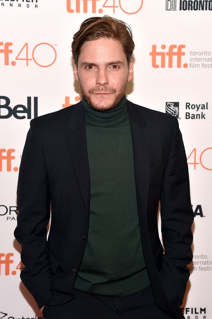 Durante su ausencia, su hermano David y su novia Lana se han casado. La rutina de Álex se ve alterada de forma inesperada por Eva, la hija de Lana y David, una niña especial, magnética, que desde el primer momento mantiene una relación de complicidad con Álex. Juntos emprenderán un viaje que les precipitará hacia un final revelador.
<br>