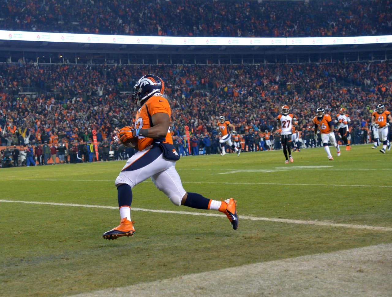 7 C.J. ANDERSON – Se combinó con Hillman para establecer la amenaza por tierra de los Broncos, quitándole presión a Brock Osweiler y Peyton Manning. Anderson corrió 15 veces para 95 yardas y agregó un touchdown.