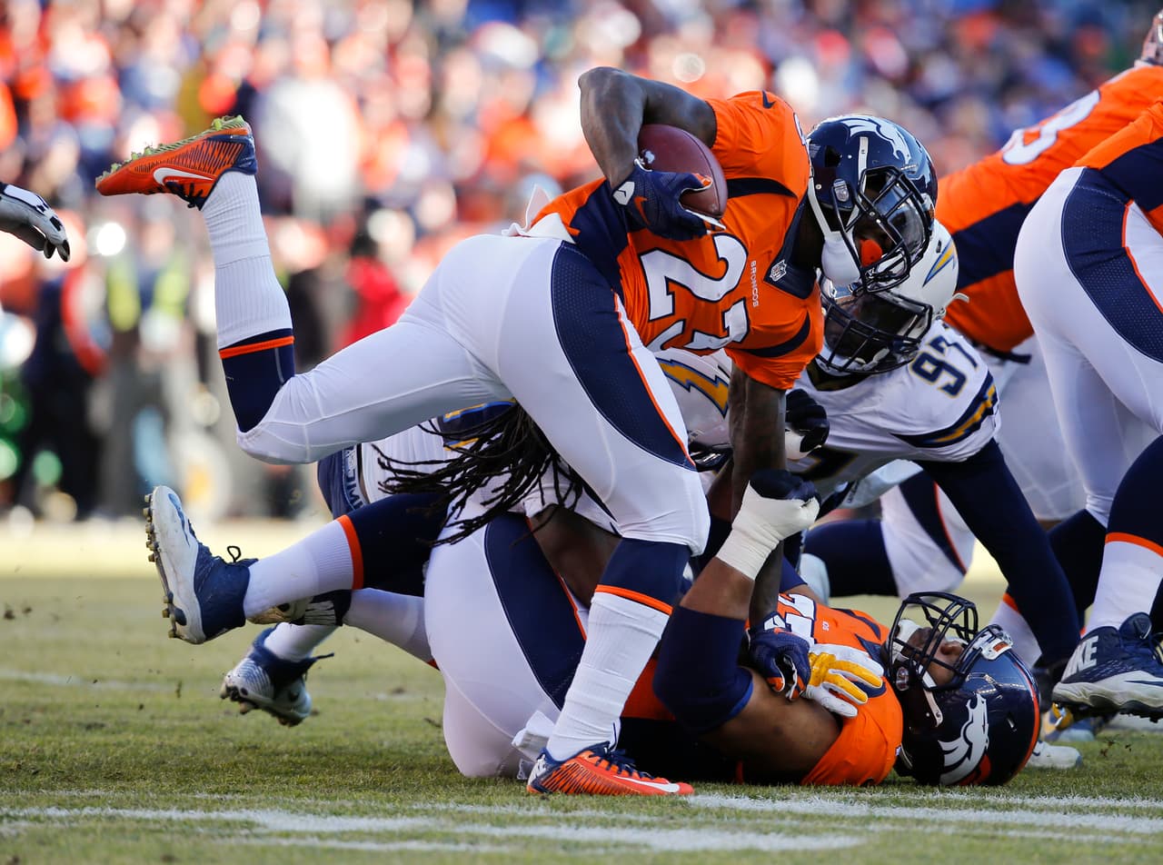 3 RONNIE HILLMAN – Mientras la atención estaba puesta en Brock Osweiler y Peyton Manning, Hillman aprovechó cada acarreo que tuvo, fueron 15, para ganar 117 yardas con un touchdown.