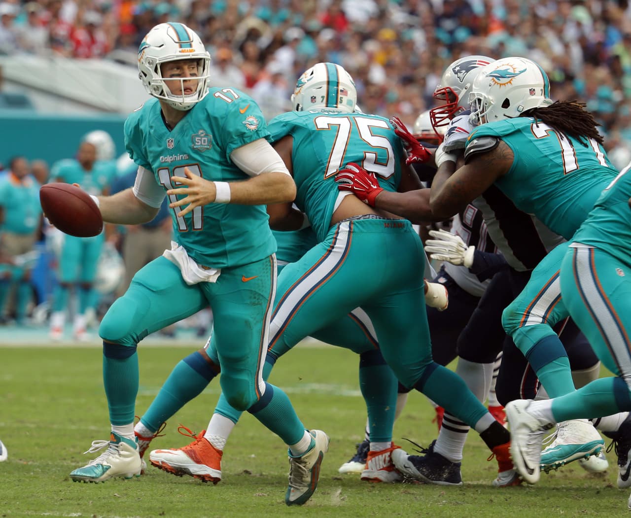 10 RYAN TANNEHILL – Se vio como una estrella ante unos apagados Patriots, pero de cualquier forma hizo su trabajo. Completó 25 de 38 para 350 yardas con 2 touchdowns sin intercepciones en la sorpresiva victoria sobre New England.