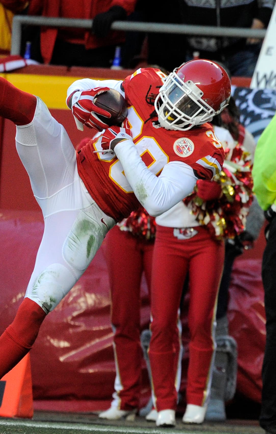 5 RON PARKER – El profundo de los Kansas City Chiefs realizó 6 tackleadas, una captura de quarterback, una intercepción, forzó un balón suelto, fue pieza clave en la defensiva que limitó a los Raiders en 205 yardas totales.