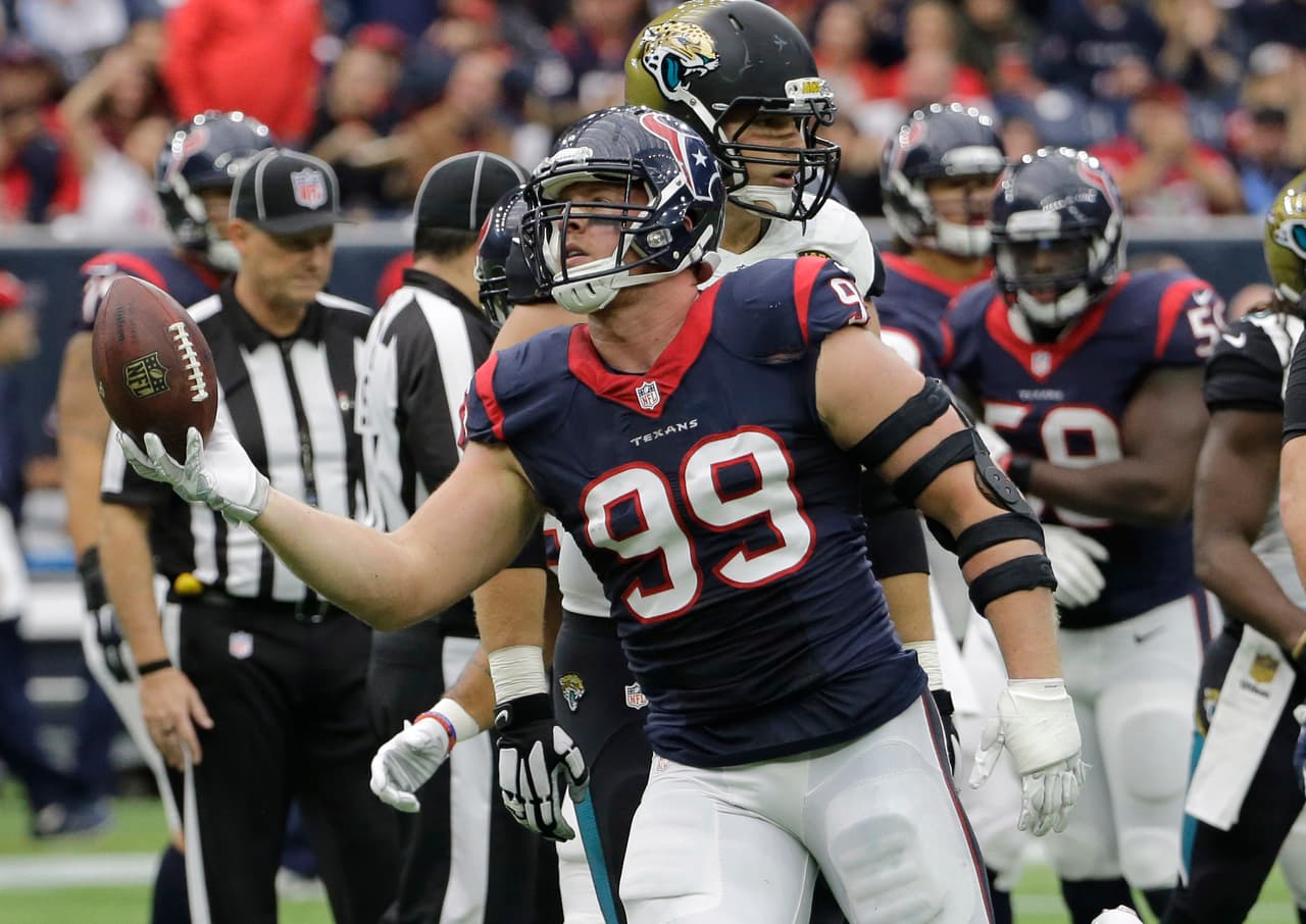 4 J.J WATT – Contra los Jaguars realizó 8 tackleadas, tuvo 3 capturas de quarterback y forzó un balón suelto. El líder de la defensiva de los Texans terminó la campaña regular con 17.5 capturas.