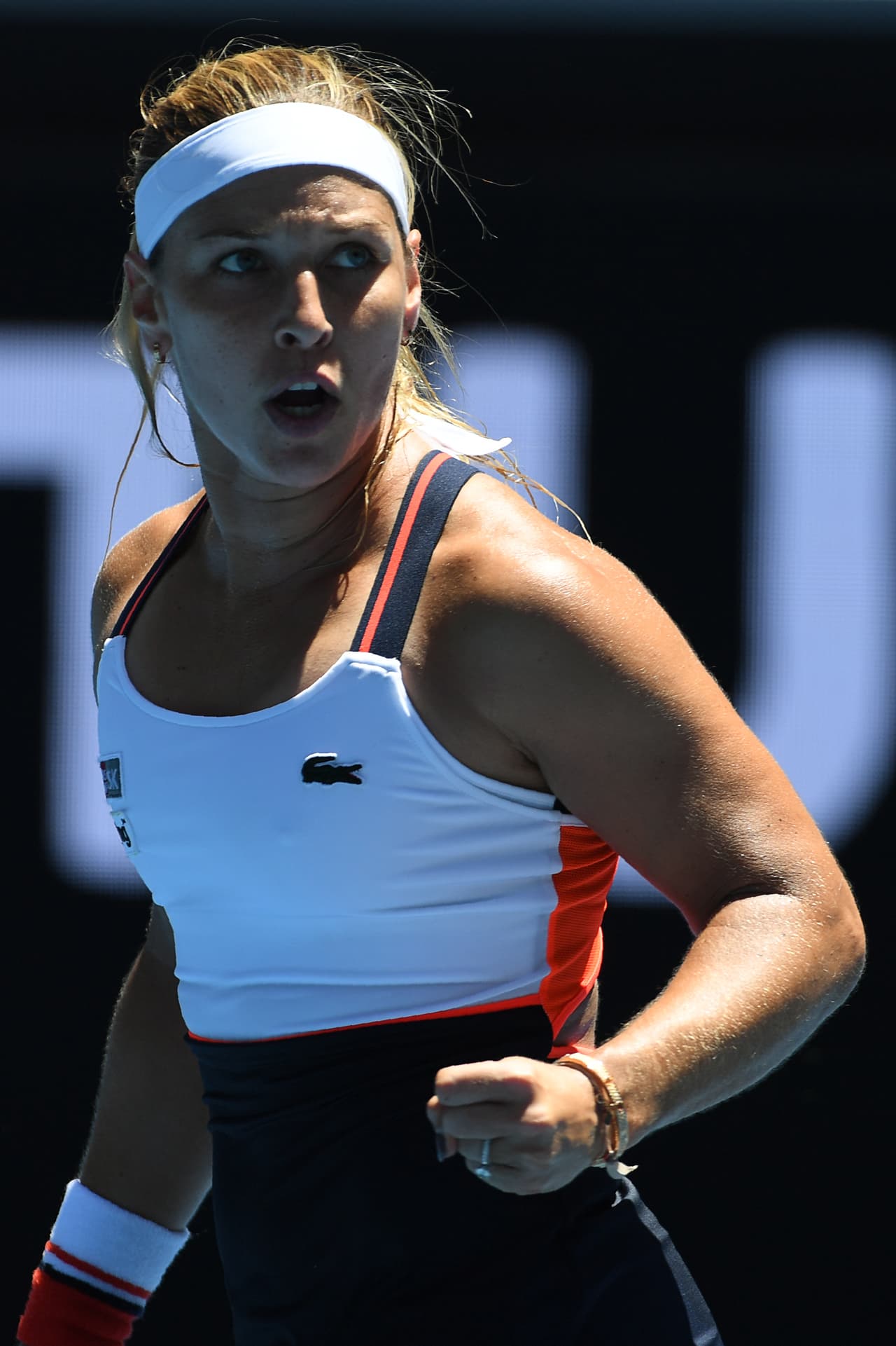 Dominica Cibulkova derrotó a Su-Wei Hsieh con sets 6-4, 7-6 (8) en el juego de segumda ronda. La checa, en el 'Top-5' actual de la WTA, cerró muy bien su 2016 y buscará el título, a lo que añade su espectacular figura atlética que con sus bellas sonrisa y mirada la hacen muy atractiva para los fanáticos.
