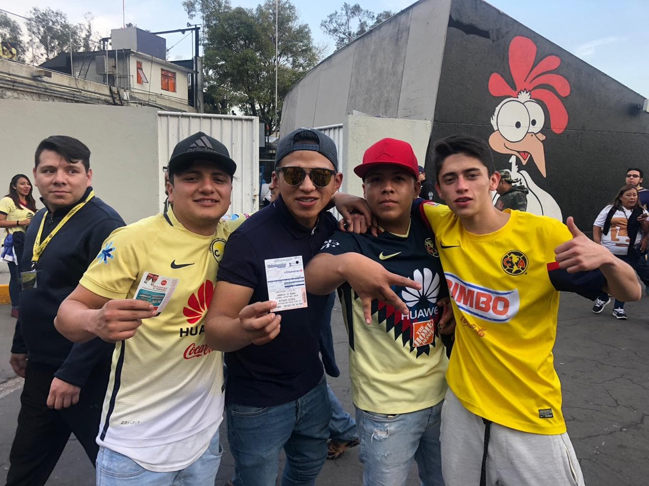 En las afueras del Estadio Azteca los fanáticos vivieron la antesala de la Semifinal entre América y Pumas.