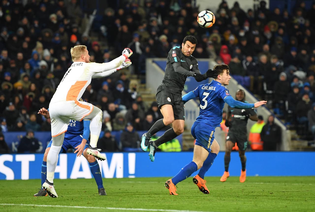 Cuando el reloj marcaba el minuto 105, el Chelsea consiguió su segundo y definitivo gol con este frentazo de Pedro ante la mala salida de Schemiechel a cerrar el centro de Kanté.