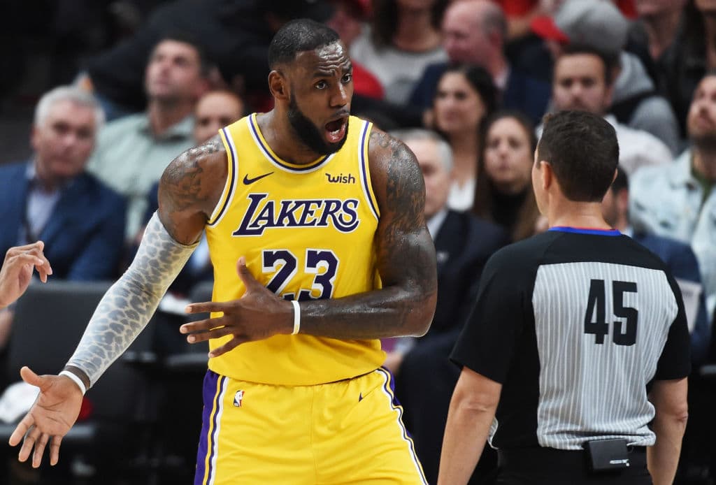LeBron jugó 37 minutos en su primera noche defendiendo los colores oro y púrpura de los Lakers.