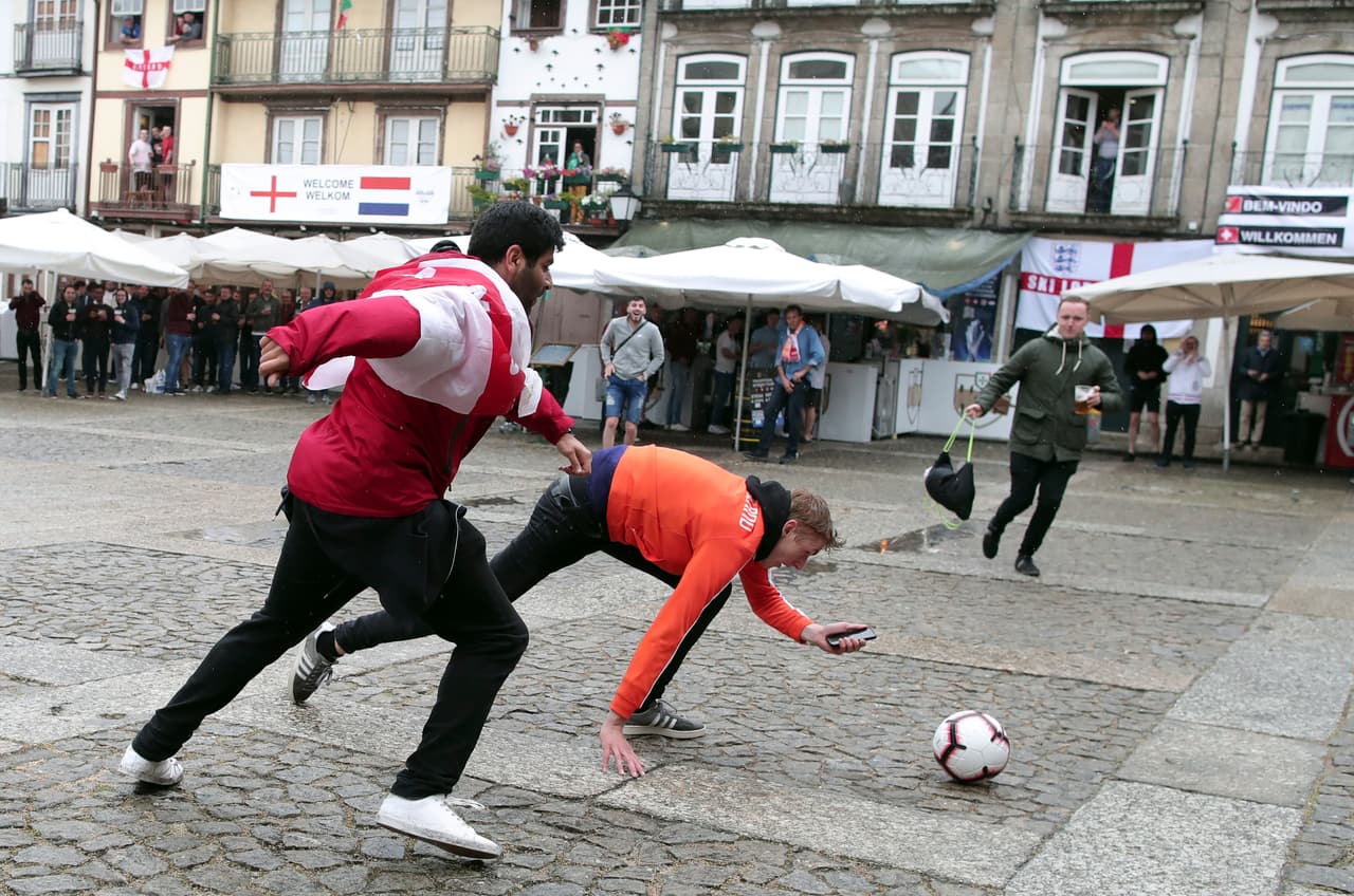 Guimaraes (Portugal) recibió este jueves la segunda Semifinal de la UEFA Nations League bajo una intensa lluvia durante la previa. A pesar del mal clima, los aficionados de Inglaterra y Holanda disfrutaron de un gran ambiente a pesar de que solo unos celebrarán el paso a la Final ante Portugal.