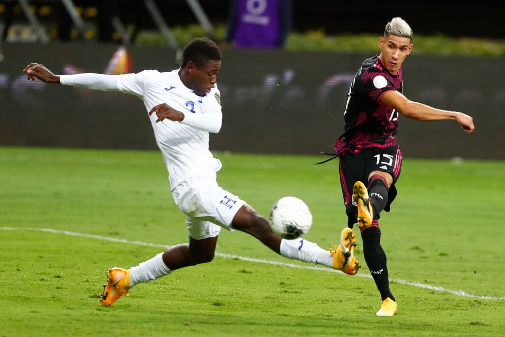 México tiene que venir de atrás para empatar el partido, mandar el juego al alargue y terminar ganado el título en la tanda de penaltis. José Juan Macías fue el encargado de empatar el partido al minuto 80.