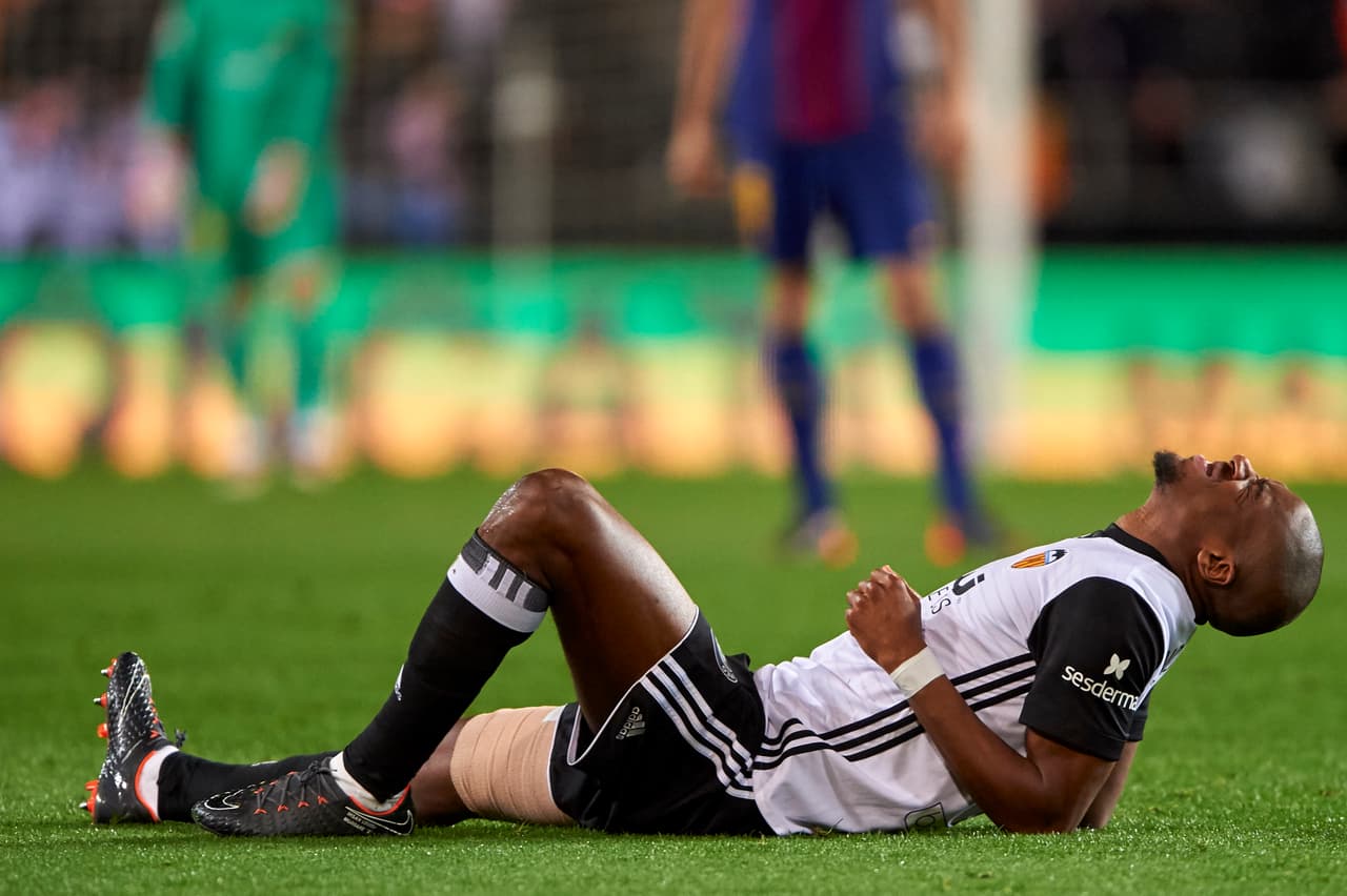 El paso de los minutos se hizo una agonía para Valencia que vio cómo en su casa perdía y quedaba eliminado.