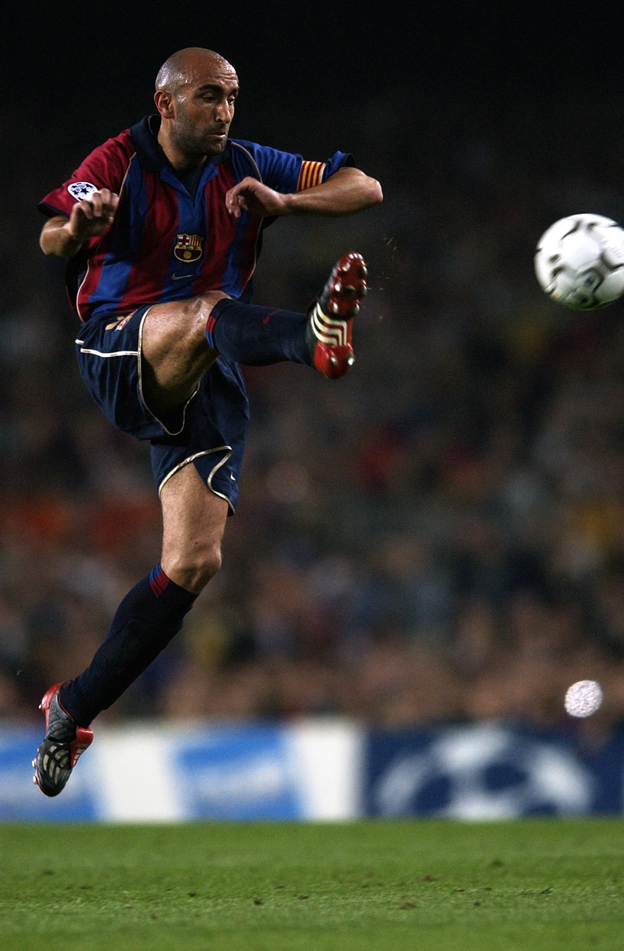 Acompañándolo en la zaga estuvo 
<b>Abelardo, </b>quien surgió de las divisiones menores del Sporting de Gijón.