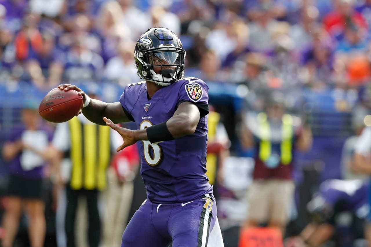 El quarterback Lamar Jackson de los Baltimore Ravens está exerimentando la otra cara de la moneda ahora.