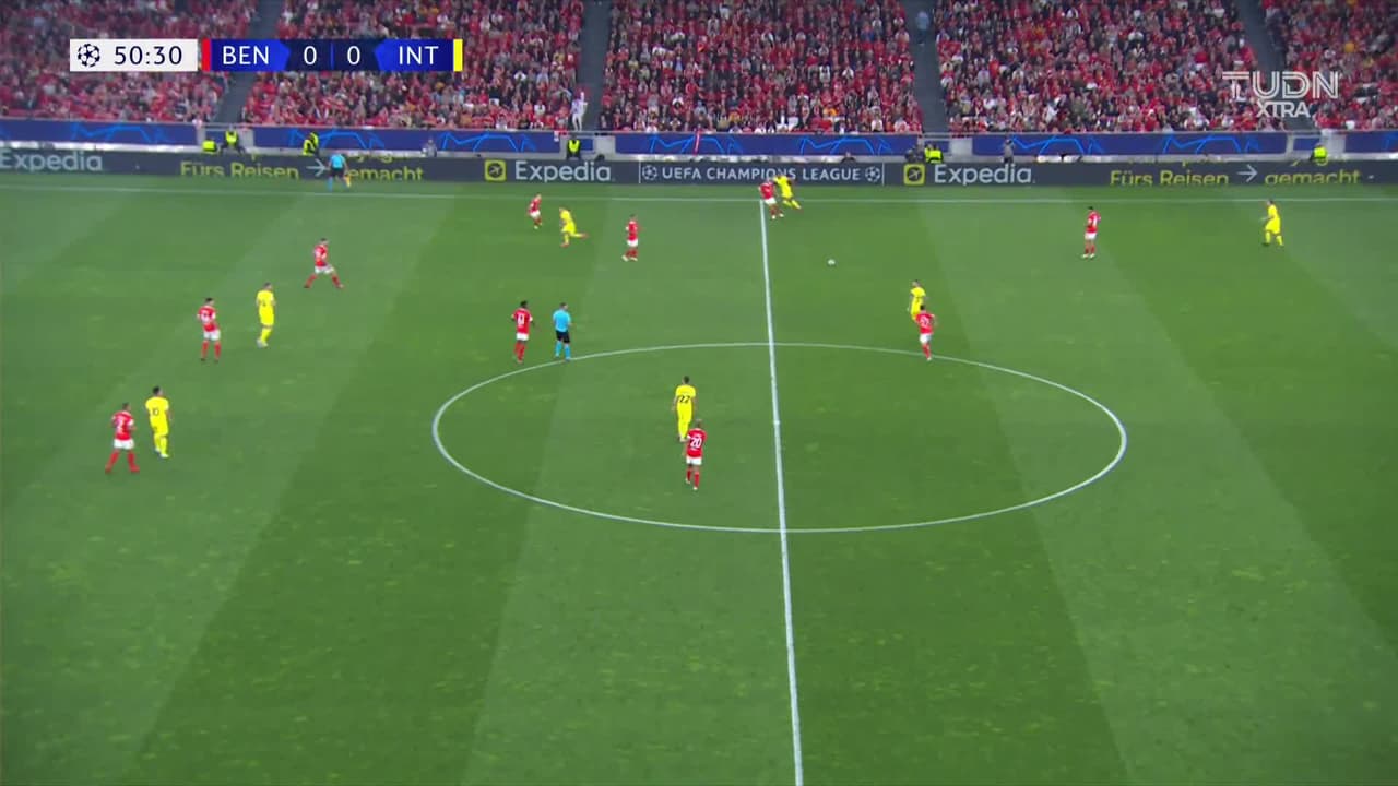 ¡GOL!  anota para Internazionale. Nicolò Barella