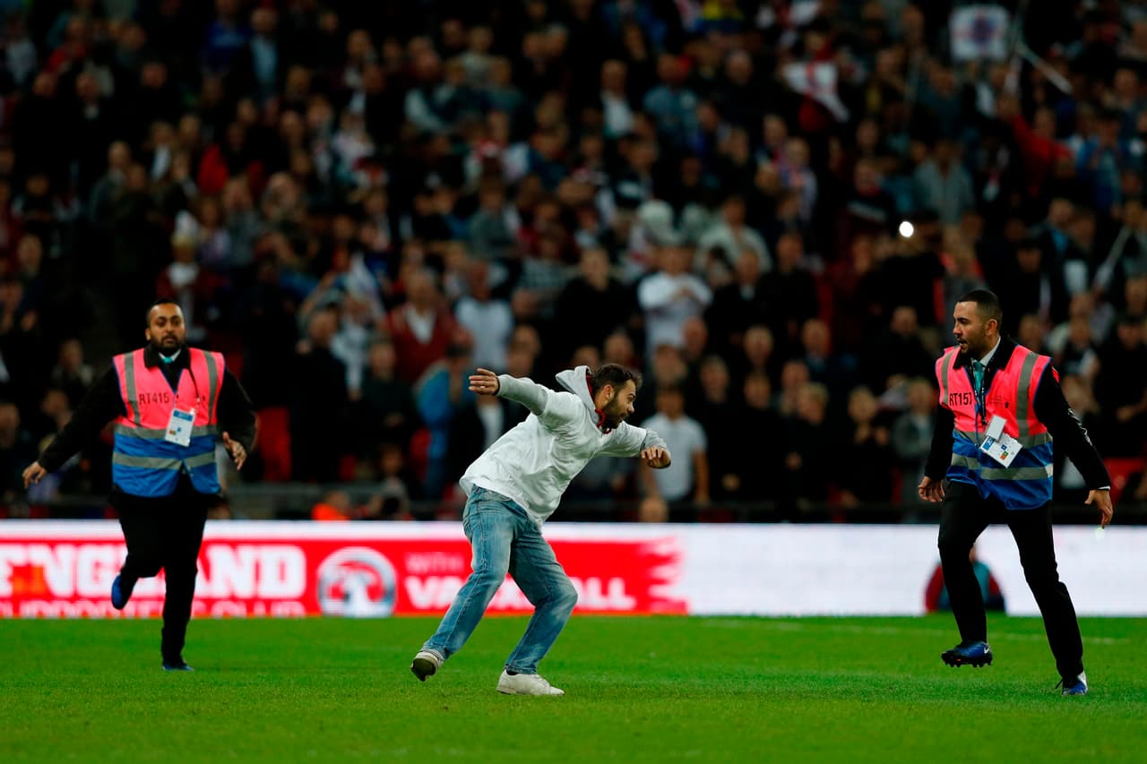 Inglaterra: ante Eslovenia y Lituania los ingleses no tuvieron buen comportamiento, lanzando aviones de papel y botellas, además de invadir el campo. Tendrán que pagar 5,000 francos suizos.