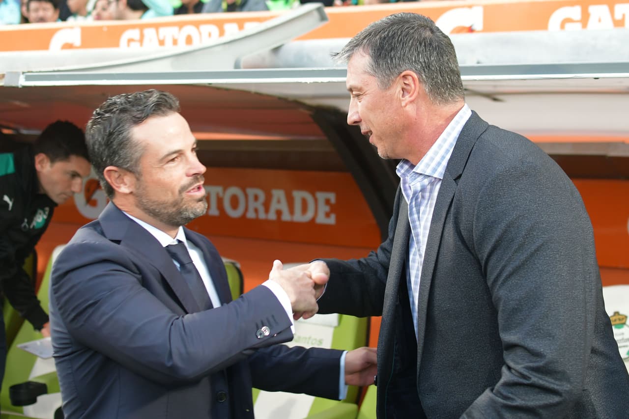 Rafa Puente y Robert Siboldi, entrenadores para este contienda, con un saludo cordial antes de comenzar el partido en el Estadio Corona.