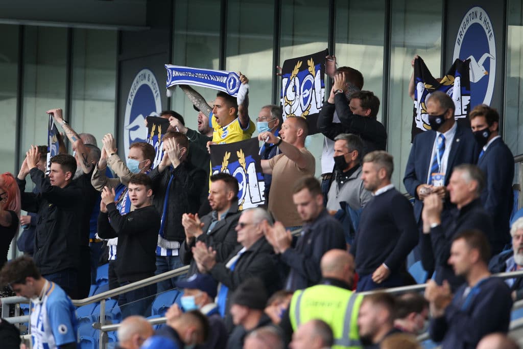 Los espectadores tuvieron que permanecer separados durante todo el encuentro para respetar la sana distancia. Al final de la temporada 2020-2021 los inmuebles podrían ser ocupados en su totalidad. El partido terminó empatado a un gol.