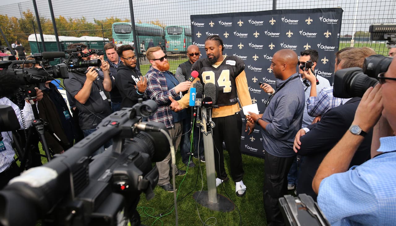 El ala defensiva de los New Orleans Saints, Cameron Jordan, atendió a los medios de comunicación después de entrenar en Londres.