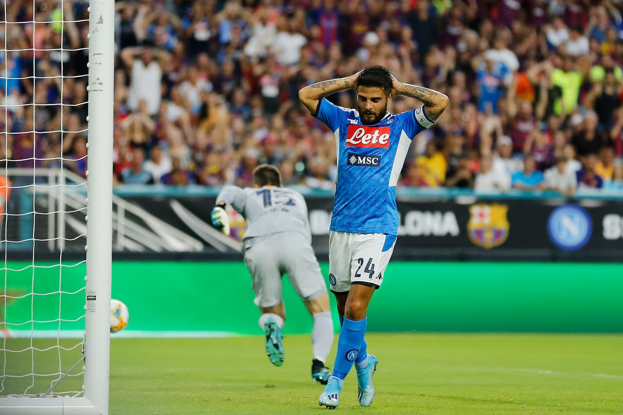 Por el sector izquierdo es indiscutible el capitán Lorenzo Insigne pero es propenso a lesiones. Ha sufrido 13 como futbolista del Napoli.