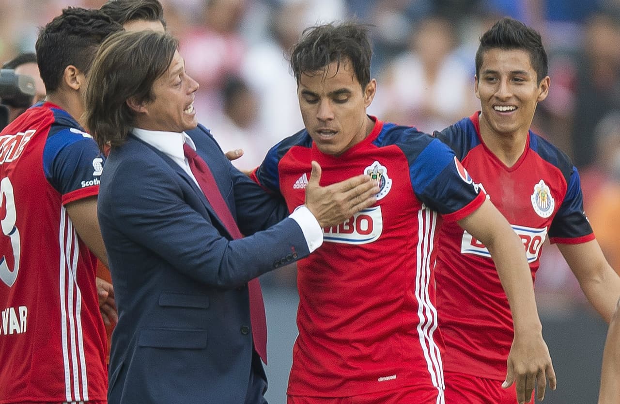 Matías Almeyda celebrando con Bravo