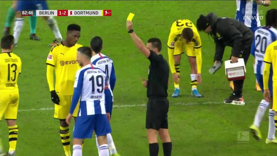Tarjeta amarilla. El árbitro amonesta a Vedad Ibisevic de Hertha BSC