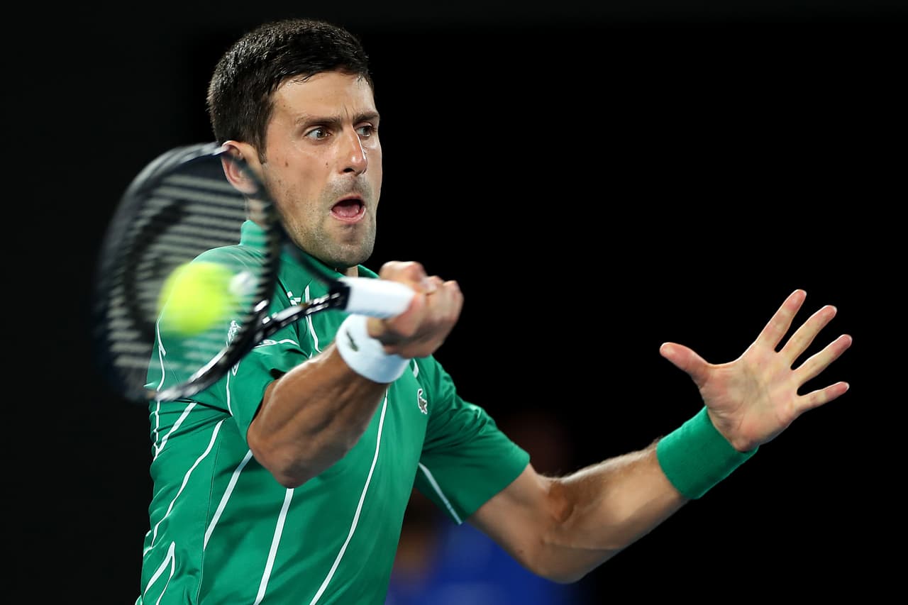Novak Djokovic impacta la pelota en el partido ante Jan-Lennard Struff.