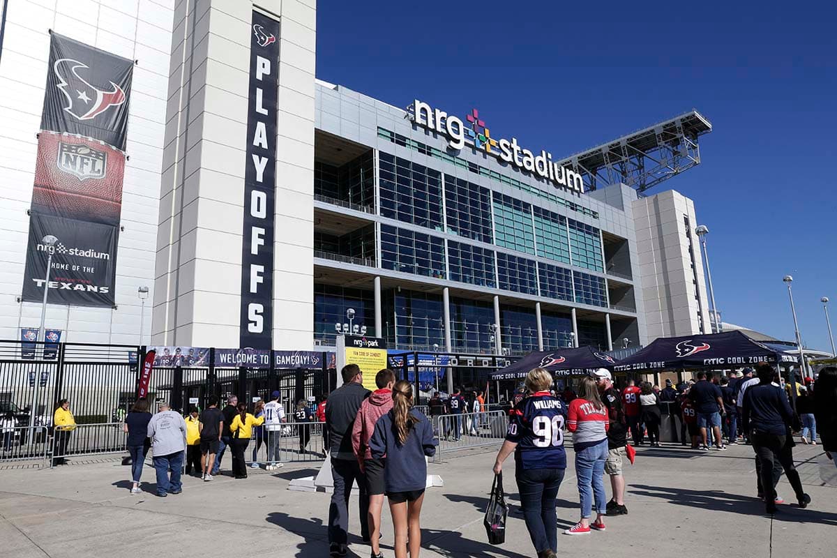 El NRG Stadium en una tarde despejada, listo para recibir a los fanáticos para el inicio de los Playoffs.