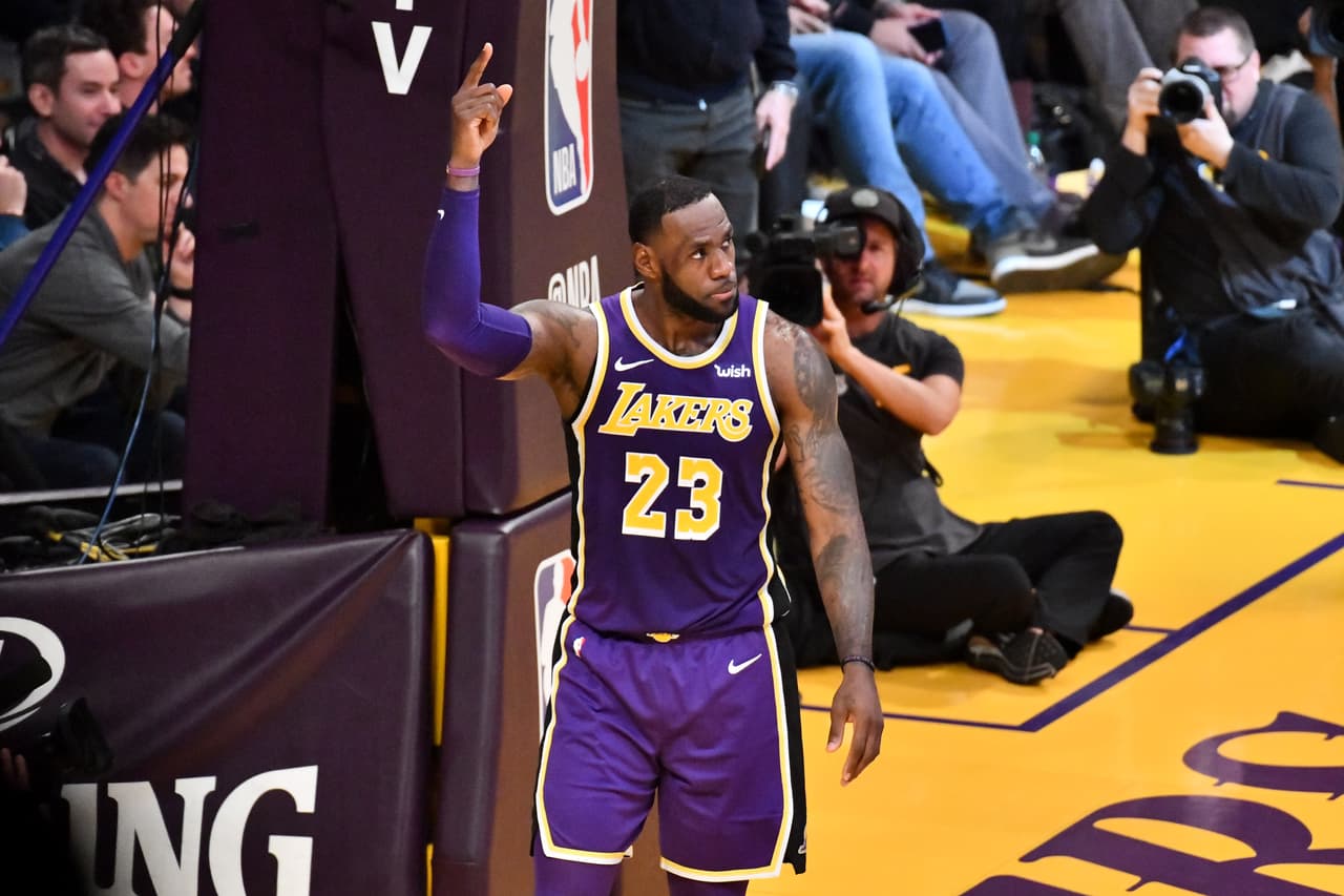 Por su parte, LeBron consiguió 31 puntos, siete asistencias y siete rebotes. Ahora son 32.311puntos los que suma The King ocupando ahora el cuarto lugar en este escalafón. Su próxima víctima es Kobe Bryant, quien sumó 33.643.