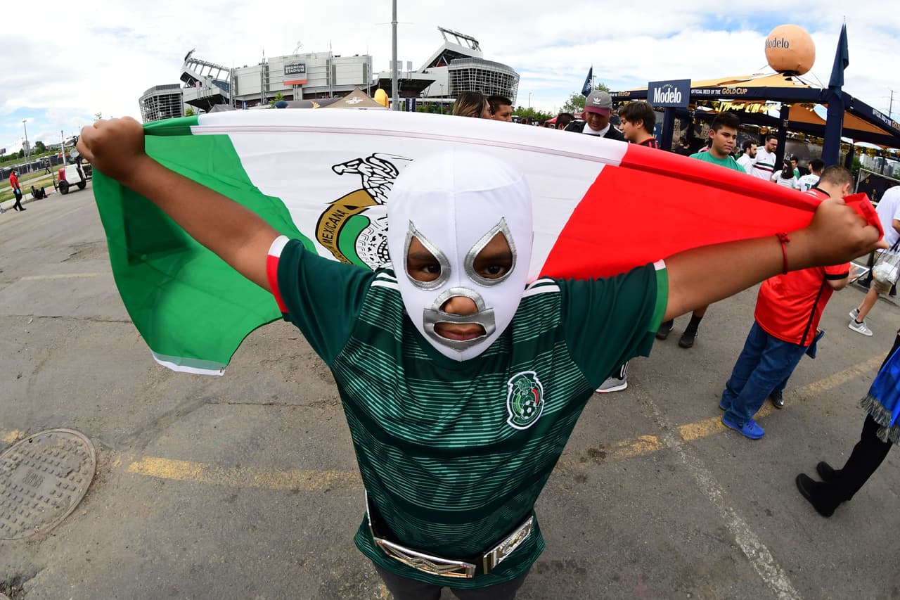 La afición mexicana llegó desde temprano para apoyar a la Selección Mexicana en su partido por la Copa Oro ante Canadá en Broncos Stadium en Denver. Como siempre, los seguidores del Tricolor le ponen un sabor especial a los partidos con su colorido, sus pancartas y las ocurrencias en la tribuna.