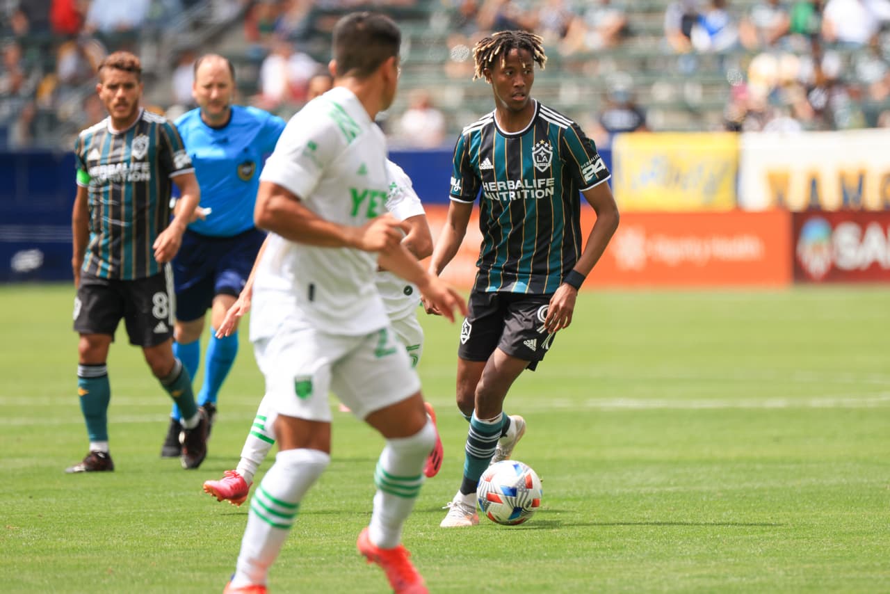 Chicharito tuvo una tarde de contrastes pues primero falló un penal, luego anotó gol y casi pone una asistencia a un gol que fue anulado.