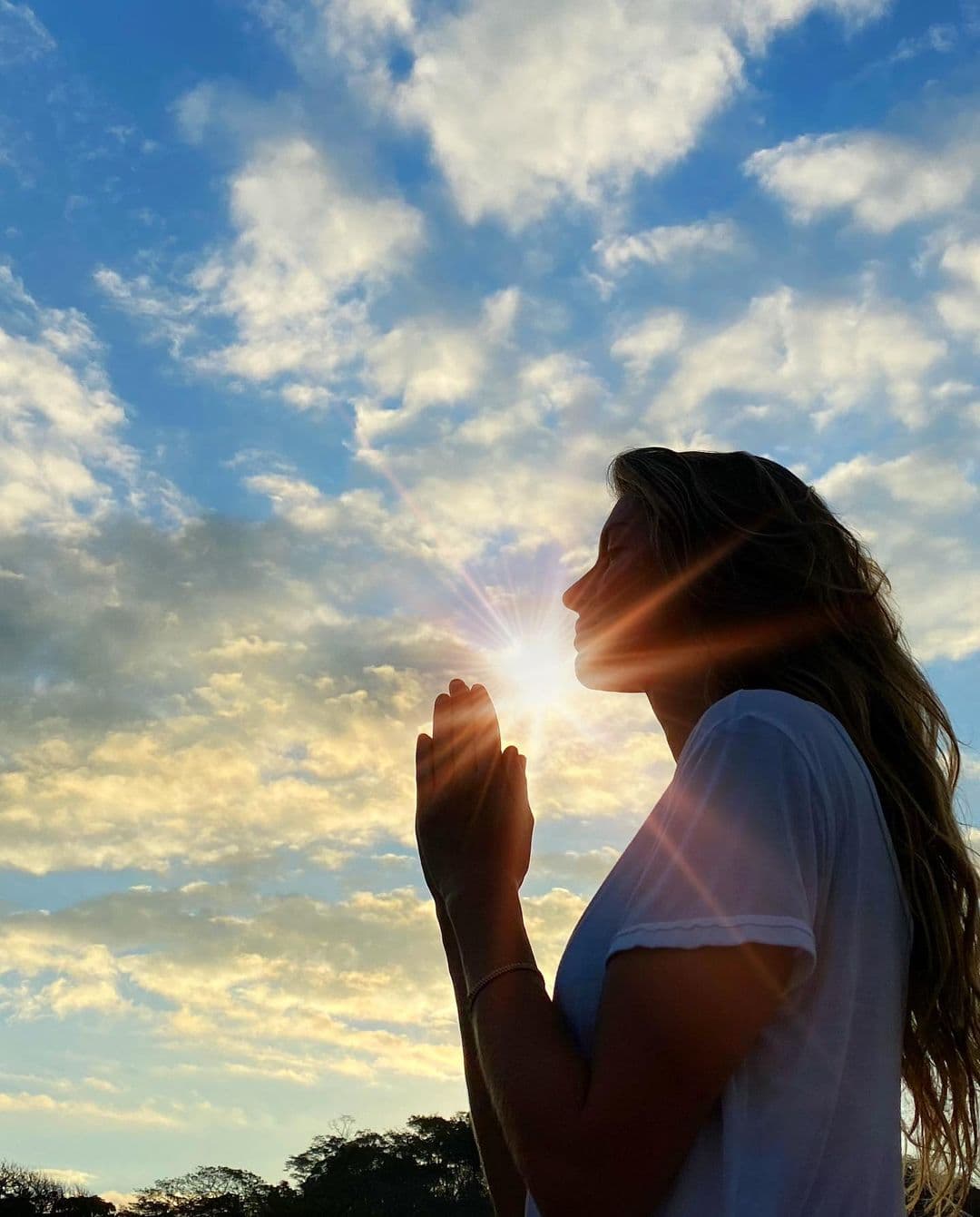 “… ¿Qué crea el desequilibrio en nuestro mundo? División. Cuando el hombre intenta dividir o conquistar la naturaleza, ella se ve perjudicada y debilitada. Incluso puede morir. Lo mismo ocurre con los seres humanos ”, añadió.