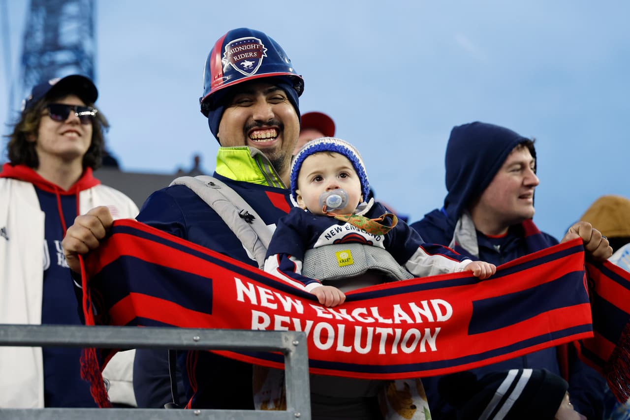 En el Gillette Stadium los aficionados también resistieron el mal tiempo para poder ver el encuentro entre New England Revolution y Columbus Crew.
<br>