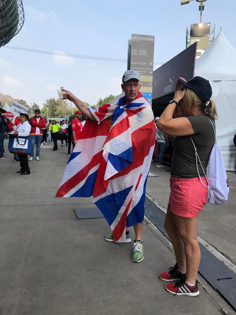 Aficionados conviven en familia previo al inicio de la Fórmula 1 en el Autódromo Hermanos Rodríguez.