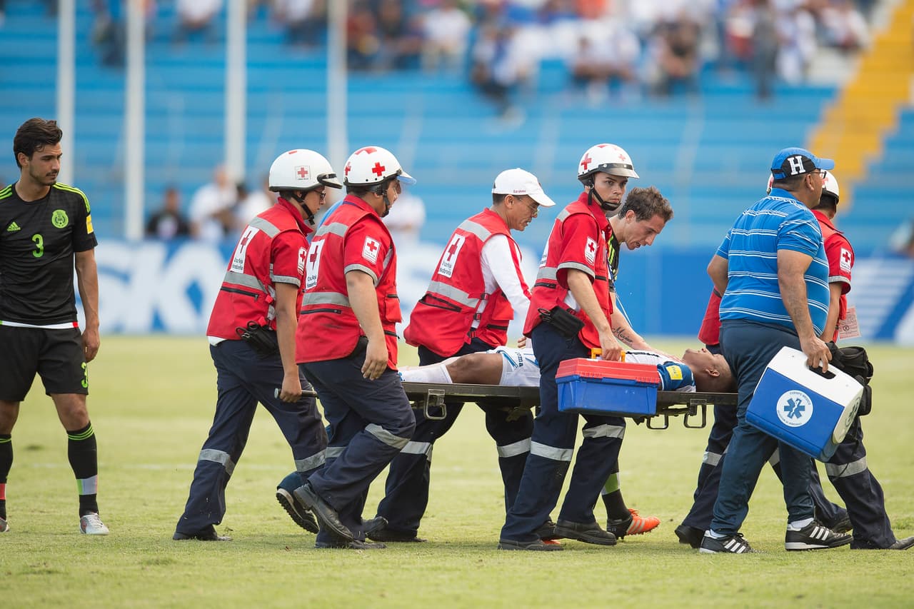 En casos así, la rivalidad queda de lado y se demostró cuando el mismo Andrés Guardado acompañaba a Garrido para darle ánimos.