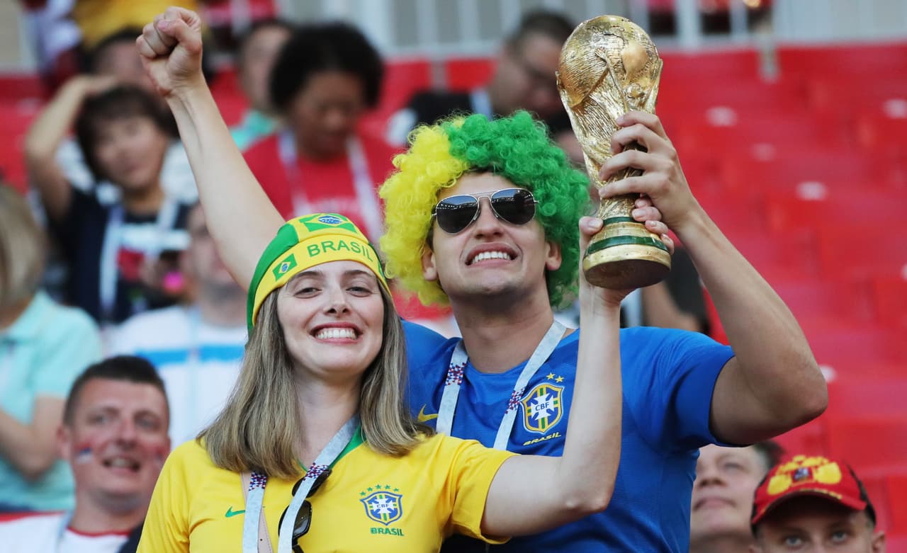 Moscow (Russian Federation), 27/06/2018.- Supporters of Brazil before the FIFA World Cup 2018 group E preliminary round soccer match between Serbia and Brazil in Moscow, Russia, 27 June 2018. (RESTRICTIONS APPLY: Editorial Use Only, not used in association with any commercial entity - Images must not be used in any form of alert service or push service of any kind including via mobile alert services, downloads to mobile devices or MMS messaging - Images must appear as still images and must not emulate match action video footage - No alteration is made to, and no text or image is superimposed over, any published image which: (a) intentionally obscures or removes a sponsor identification image; or (b) adds or overlays the commercial identification of any third party which is not officially associated with the FIFA World Cup) (Mundial de Fútbol, Brasil, Moscú, Rusia) EFE/EPA/ABEDIN TAHERKENAREH EDITORIAL USE ONLY