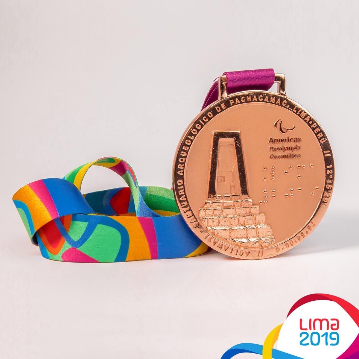 Mientras que y la de bronce tiene el Candelabro de Nazca.