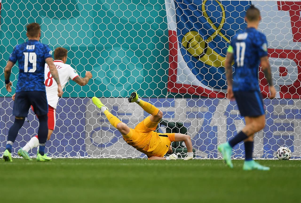 Eslovaquia logra sacar la victoria ante Polonia 2-1 en San Petersuburgo, Rusia. Robert Mak provoca la jugada para el primer gol para los eslovacos y, a segundos de iniciar la segunda parte, Karol Linetty empata el encuentro. El gol del triunfo fue de Milán Skriniar al 69' y consiguen sus primeros tres puntos en el Grupo E de la Euro 2020.