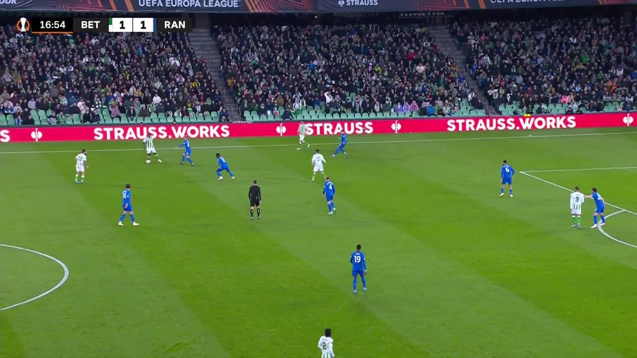 ¡TIRO ATAJADO! disparo por Héctor Bellerín.