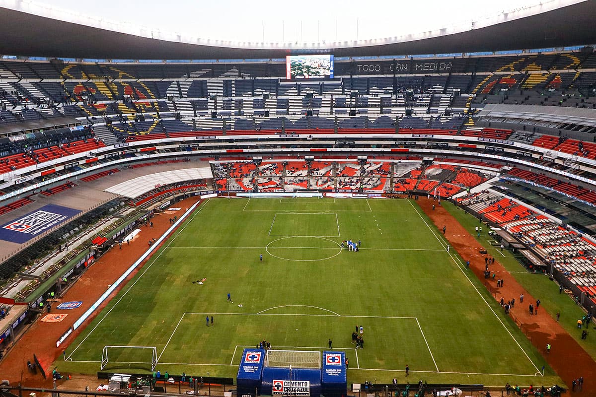 En mucho mejor estado se encuentra ahora la cancha del Estadio Azteca luego de la pausa de partidos y los arreglos realizados.