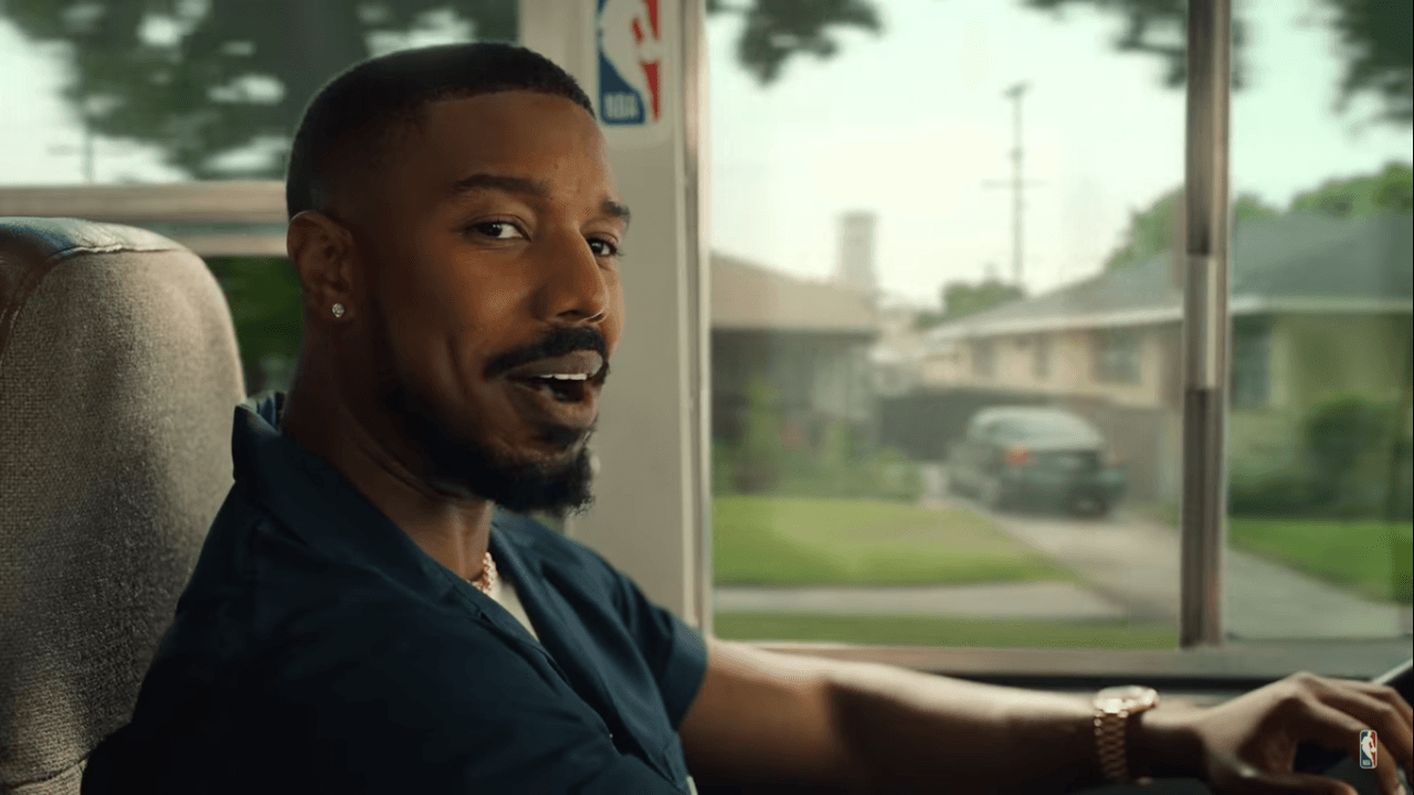 Michael B. Jordan actúa como el conductor del "Hoop Bus" del vecindario y lleva a un grupo de niños en un recorrido por el vecindario de la NBA que alberga 75 años de cultura del basquetbol.
