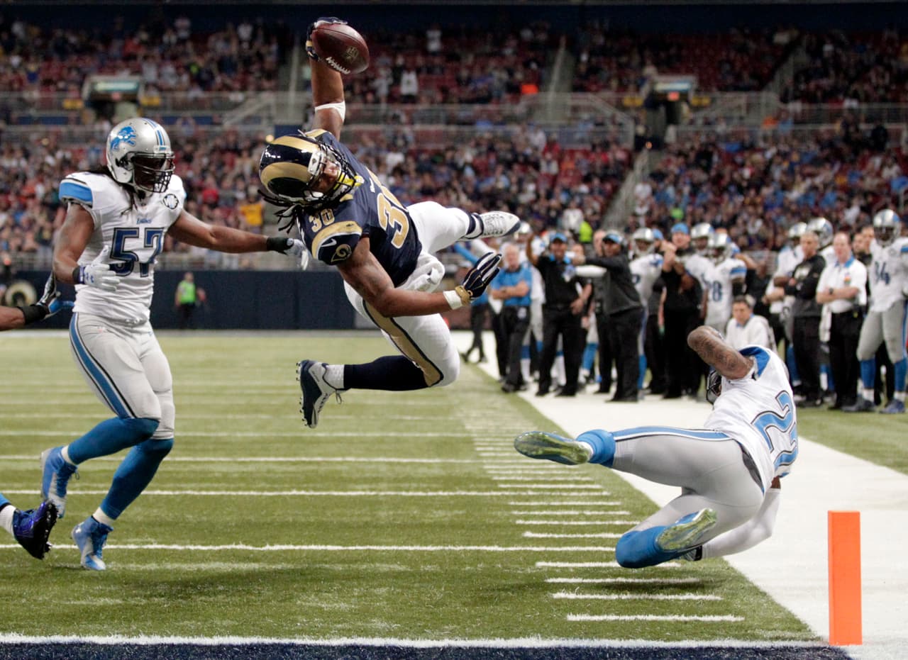 9. TODD GURLEY - El corredor novato Todd Gurley de los St. Louis Rams despertó luego de varias semanas sin mucha producción. Contra Detroit tuvo 16 acarreos para 140 yardas con 2 touchdowns. Le faltan 25 yardas para llegar a las 1,000 en la temporada, mantiene promedio superior a las 5 yardas por carrera y hasta ahora tiene 8 touchdowns.