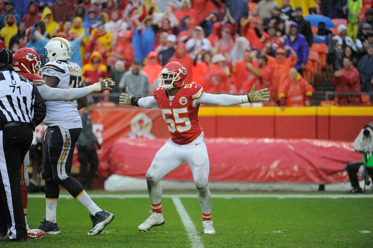 6. DEE FORD - Los Kansas City Chiefs ligaron 7 victorias, eso en buena parte se debe a la consistencia defensiva. Dee Ford, jugador de 2o. año, capturó 3 veces a Philip Rivers de los Chargers. En total fueron 5 capturas las que consiguieron los Chiefs y limitaron a San Diego en 280 yardas totales.