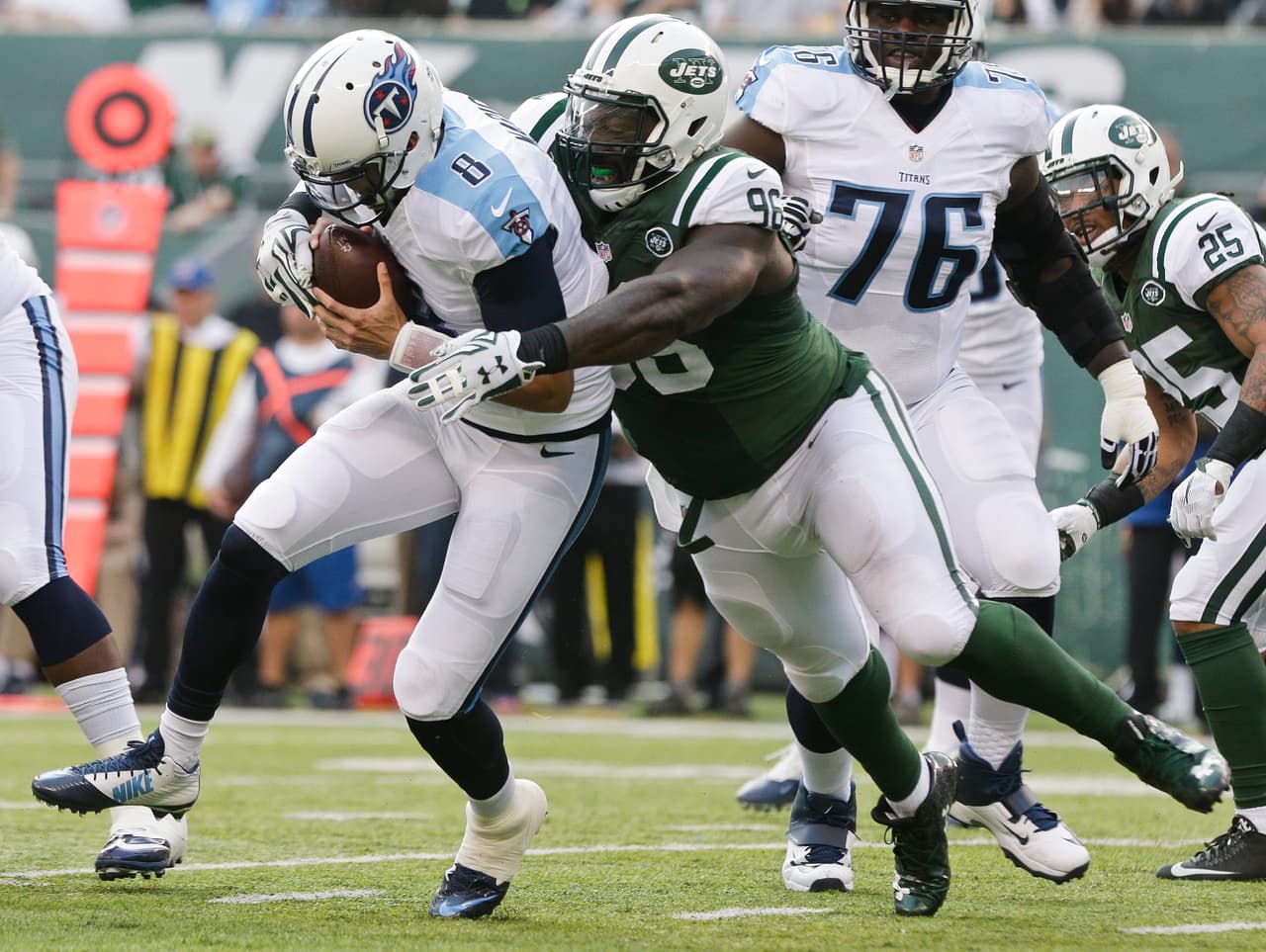 8. MUHAMMAD WILKERSON - Los New York Jets capturaron 5 veces al novato Marcus Mariota de Tennessee. Tres de esas capturas fueron para el ala defensivo Muhammad Wilkerson quien llegó a 12 en la temporada regular. Lleva 5 en los últimso 3 partidos, los 3 victorias para los Jets.