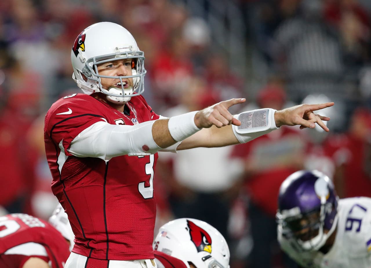 4. CARSON PALMER - Si bien Arizona salvó el partido contra Minnesota por una captura de Dwight Freeney, su quarterback Carson Palmer mantuvo la consistencia ofensiva con 25 completos de 35 intentos para 310 yardas con 2 de touchdown, en total la ofensiva de los Cardinals produjo 393 yardas contra los Vikings.