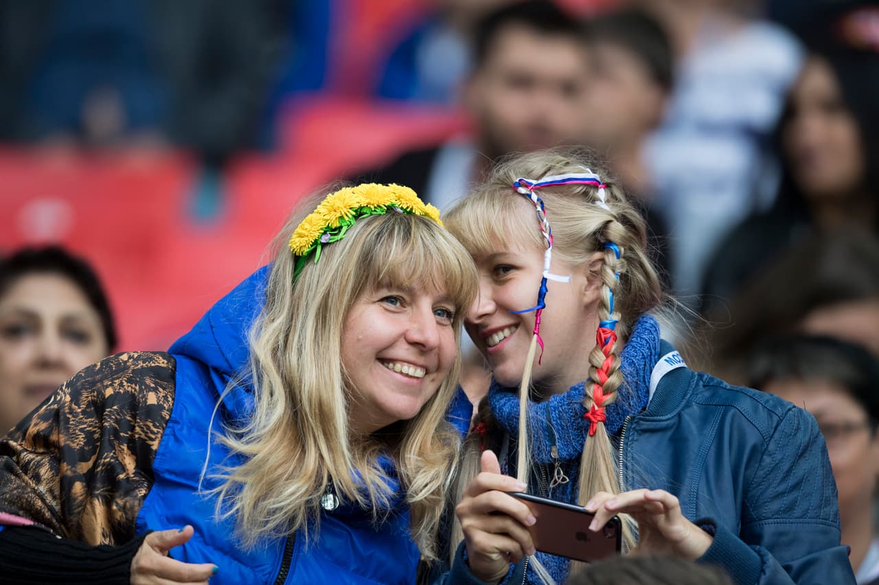 Y otras, con sus hijos, disfrutaban de los trabajos de calentamiento de ambos equipos.