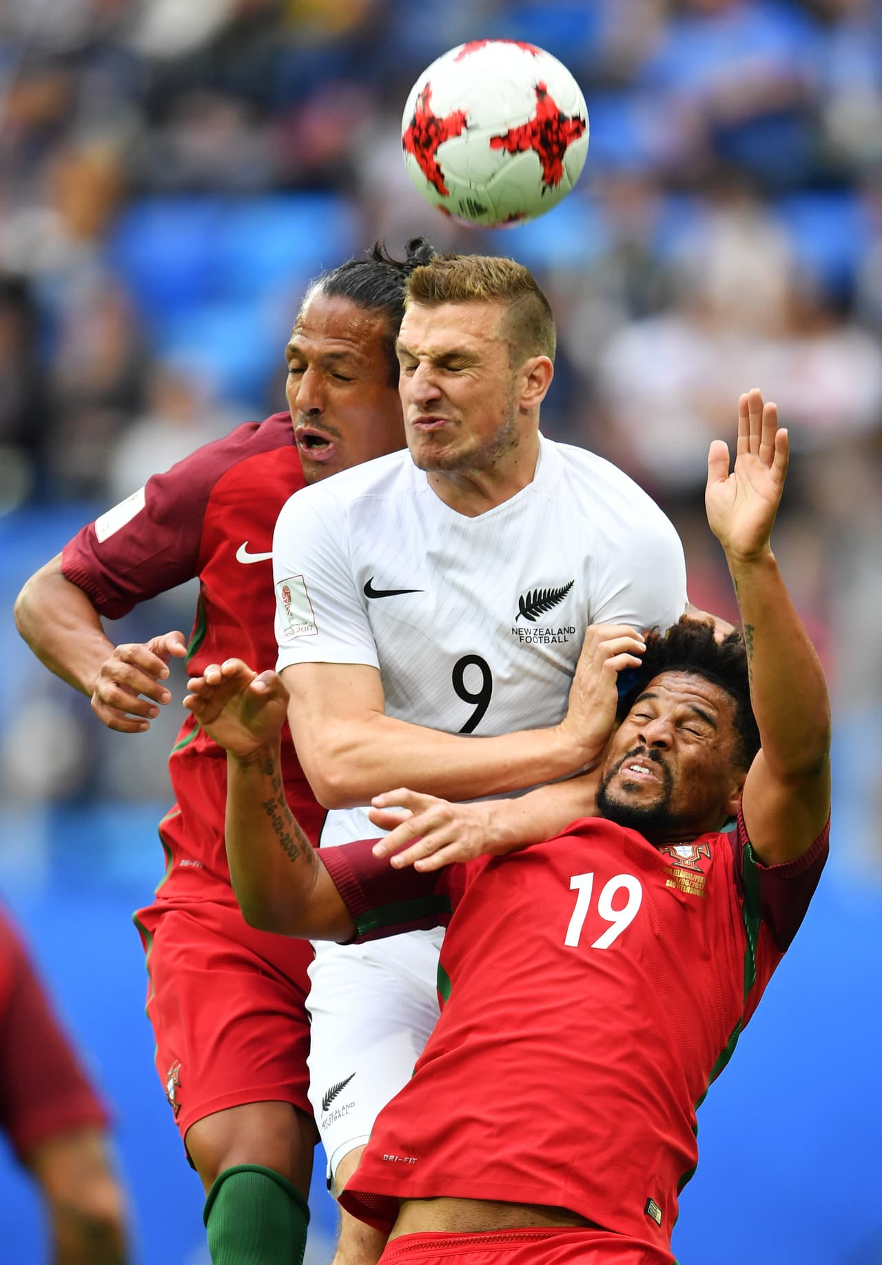 Zagueros europeos igualmente corpulentos como Bruno Alves y Eliseu no pudieron con él por aire.