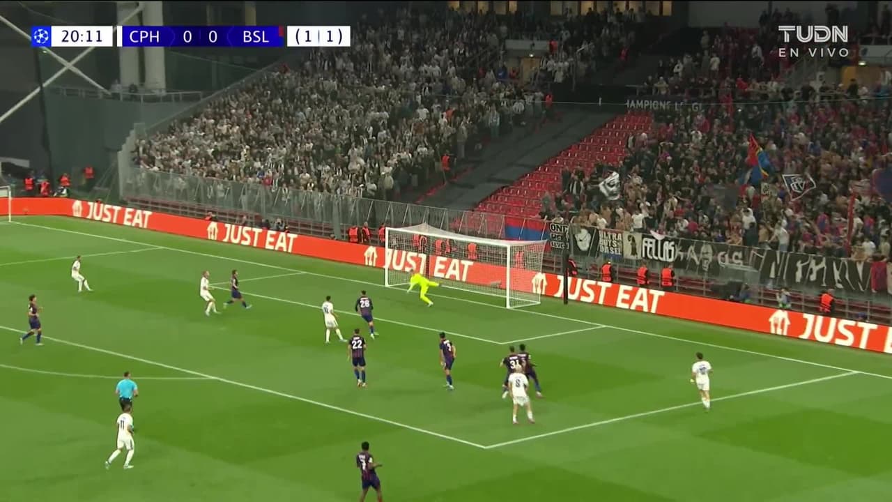 ¡TIRO ATAJADO! disparo por Magnus Mattsson.