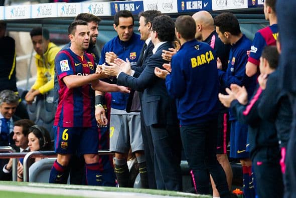 Xavi fue recibido con cariño por todos sus compañeros que estaban en el banco.