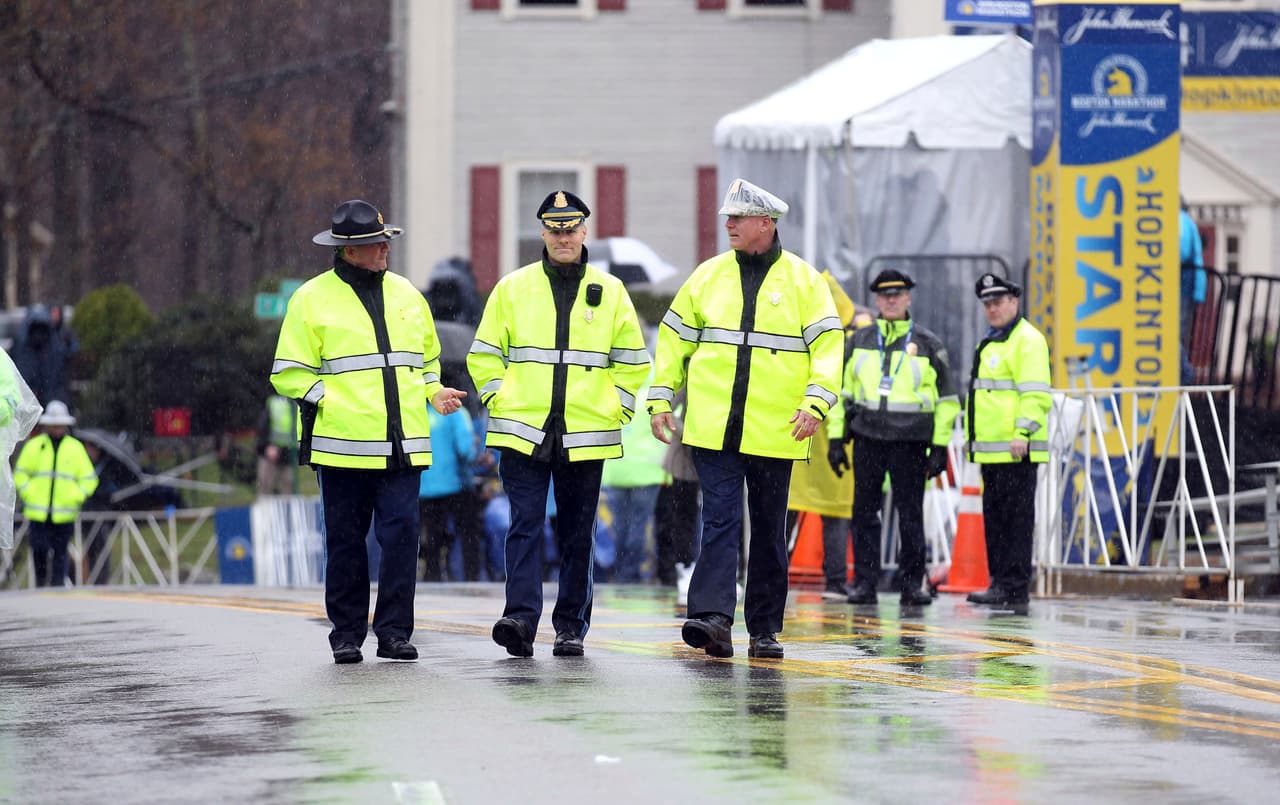 La lluvia fue una inesperada invitada en el Maratón de Boston y obligó a la espera de los participantes en una jornada en la que la seguridad previa estuvo a tope para ofrecer garantías.